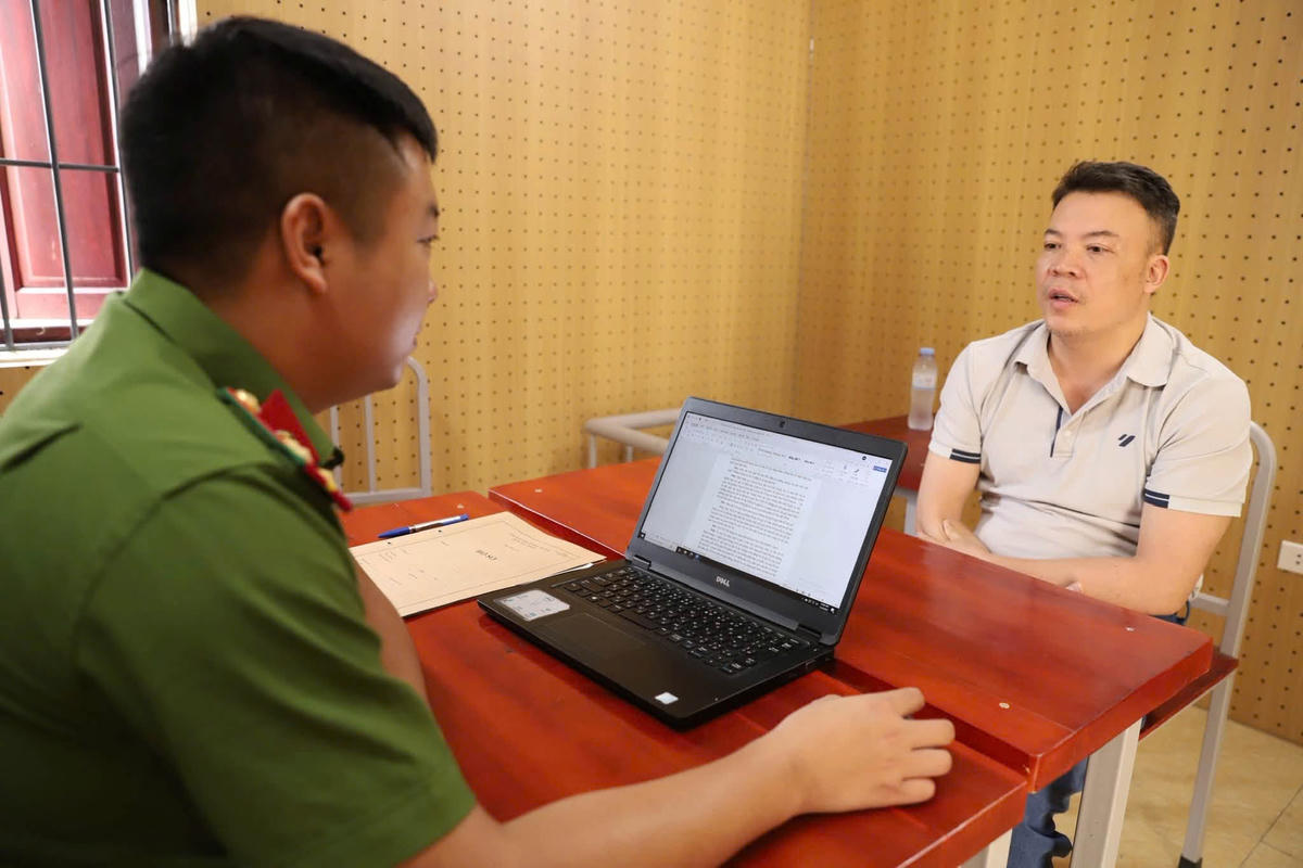 Đối tượng Nguyễn Xuân Chất tại cơ quan điều tra. Ảnh: CAHT
