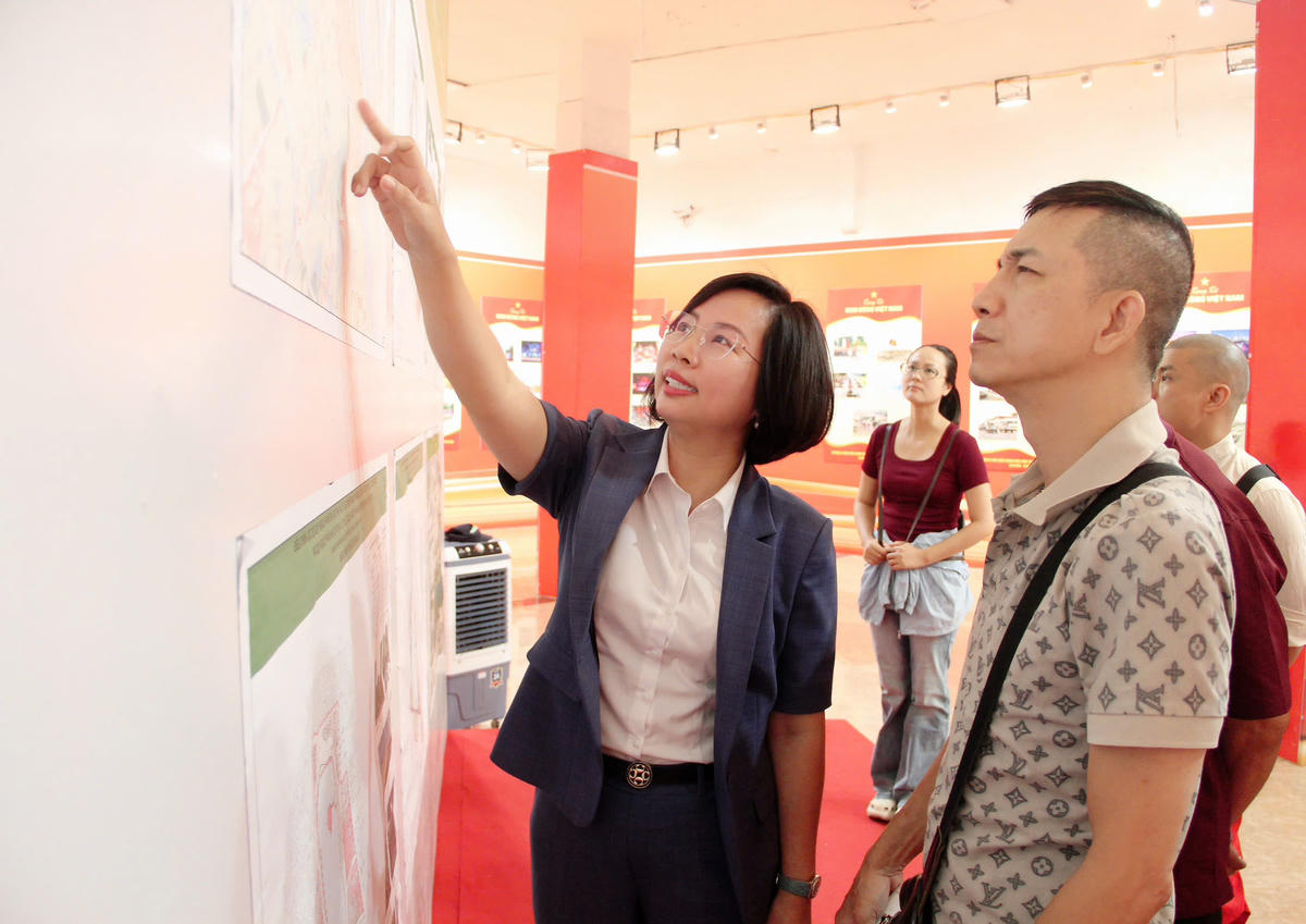Bà Bùi Huyền Mai, Chủ tịch Ủy ban MTTQ Việt Nam thành phố Hà Nội giám sát một số điểm trưng bày quy hoạch và lấy ý kiến nhân dân tại các phường Hoàn Kiếm. Ảnh: PV