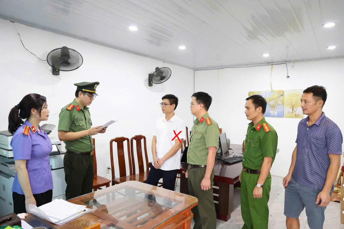 Lực lượng chức năng đọc lệnh khởi tố Đàm Đình Mạnh, Giám đốc Công ty cổ phần xây dựng CTT. Ảnh: CACC.
