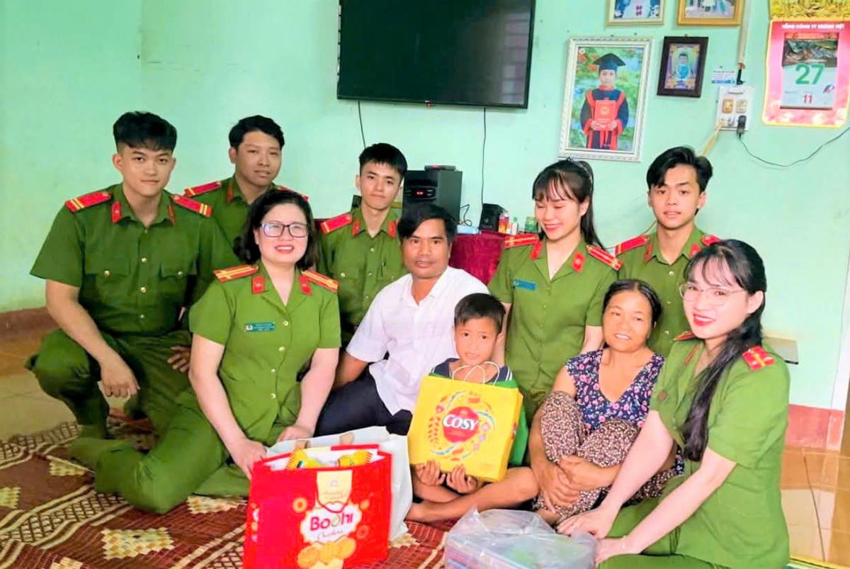 Trại tạm Giam số 1 thăm tặng quà đối với các gia đình chính sách trên địa bàn. Ảnh: ĐS.