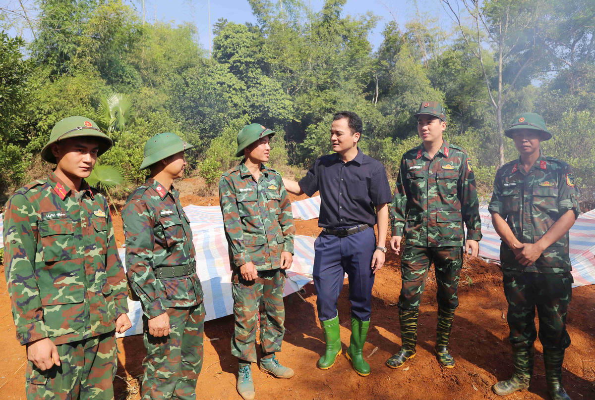 Phó Chủ tịch UBND tỉnh Lào Cai Giàng Quốc Hưng - Trưởng Ban chỉ đạo tìm kiếm, quy tập và xác định danh tính hài cốt liệt sĩ, thăm hỏi và động viên lực lượng tại hiện trường đồi Đá Vôi. Ảnh: TD.