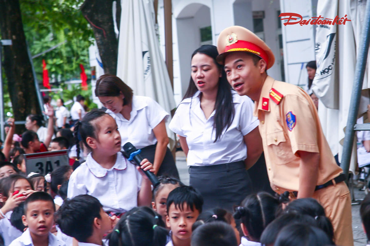 Báo cáo viên cũng lưu ý học sinh về việc đội mũ bảo hiểm đúng quy định khi tham gia giao thông bằng mô tô, xe gắn máy, xe máy điện. Phụ huynh được đề nghị nêu gương, hướng dẫn trẻ hình thành thói quen chấp hành quy định về an toàn giao thông.