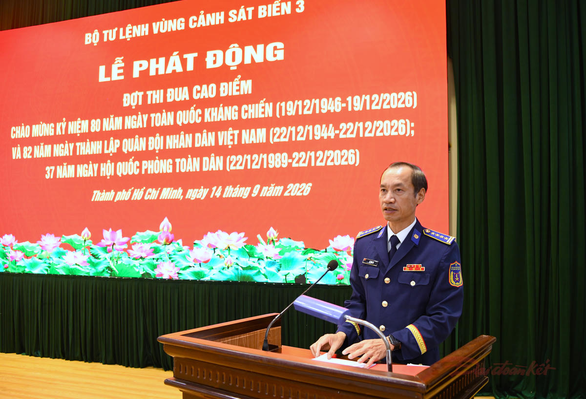 Đại tá Lê Văn Tú, Chính ủy Vùng Cảnh sát biển 3 phát biểu. Ảnh: Mai Huấn.