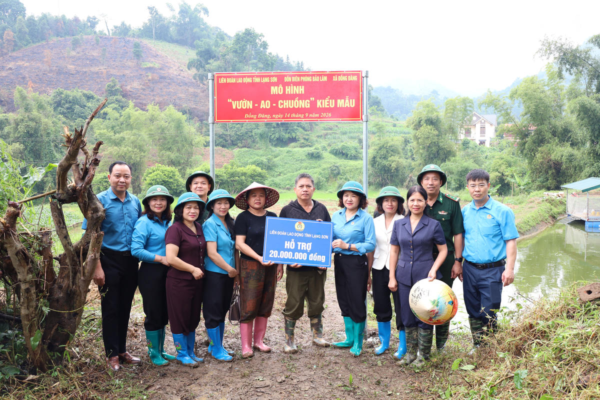 Các đơn vị trao kinh phí hỗ trợ xây dựng mô hình “Vườn - Ao - Chuồng” cho gia đình bà Nguyễn Thị Nha (ở thôn Còn Kéo, xã Đồng Đăng).
