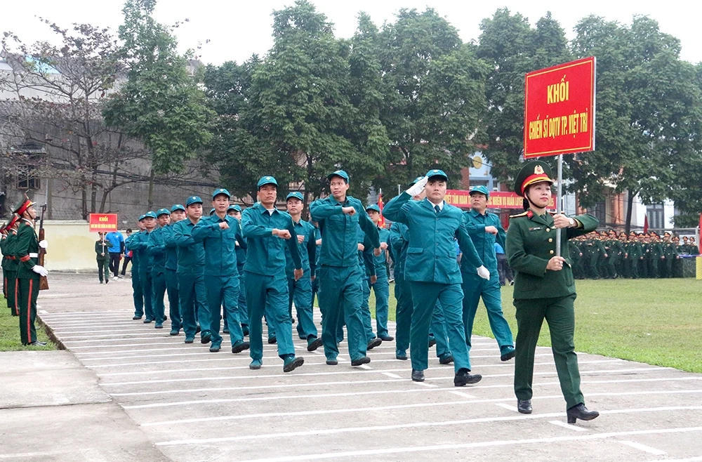 Lực lượng Dân quân tự vệ Việt Trì (Phú Thọ) diễu hành, biểu dương lực lượng tại Lễ ra quân huấn luyện năm 2025. Ảnh: CTV.