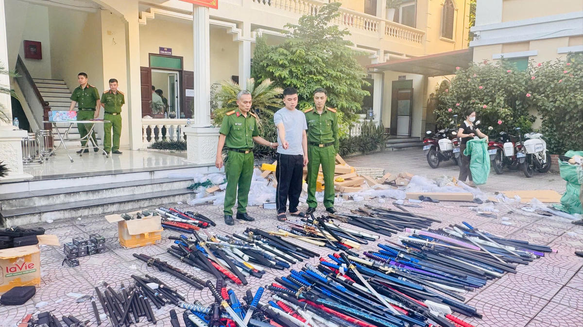 Đối tượng Ninh Văn Thanh (áo trắng) và số vũ khí thô sơ, công cụ hỗ trợ bị lực lượng Công an tỉnh Bắc Ninh thu giữ.