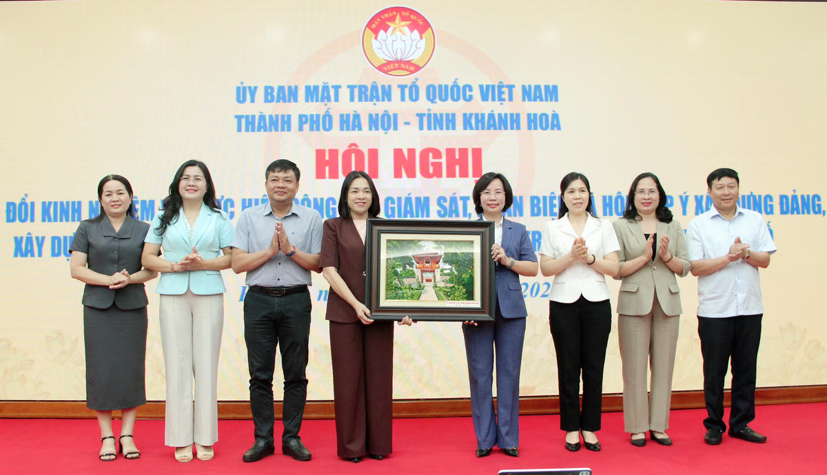 Ủy ban MTTQ Việt Nam thành phố Hà Nội và Ủy ban MTTQ Việt Nam tỉnh Khánh Hòa tặng quà lưu niệm. Ảnh: PV