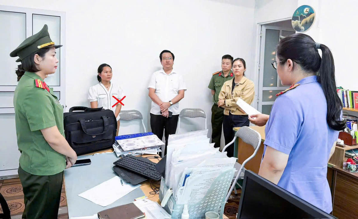 Lực lượng chức năng khám xét nơi làm việc của Nguyễn Thị Hương, Kế toán Công ty cổ phần đầu tư xây dựng Duy Mạnh. Ảnh: CACC.