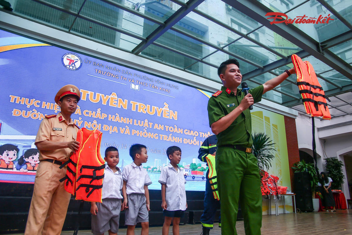 Dịp này, các đơn vị chức năng trao tặng 50 áo phao cùng nhiều phần quà là đồ dùng học tập cho những học sinh trả lời đúng câu hỏi và thể hiện tốt kiến thức về các nguyên tắc tham gia giao thông an toàn.