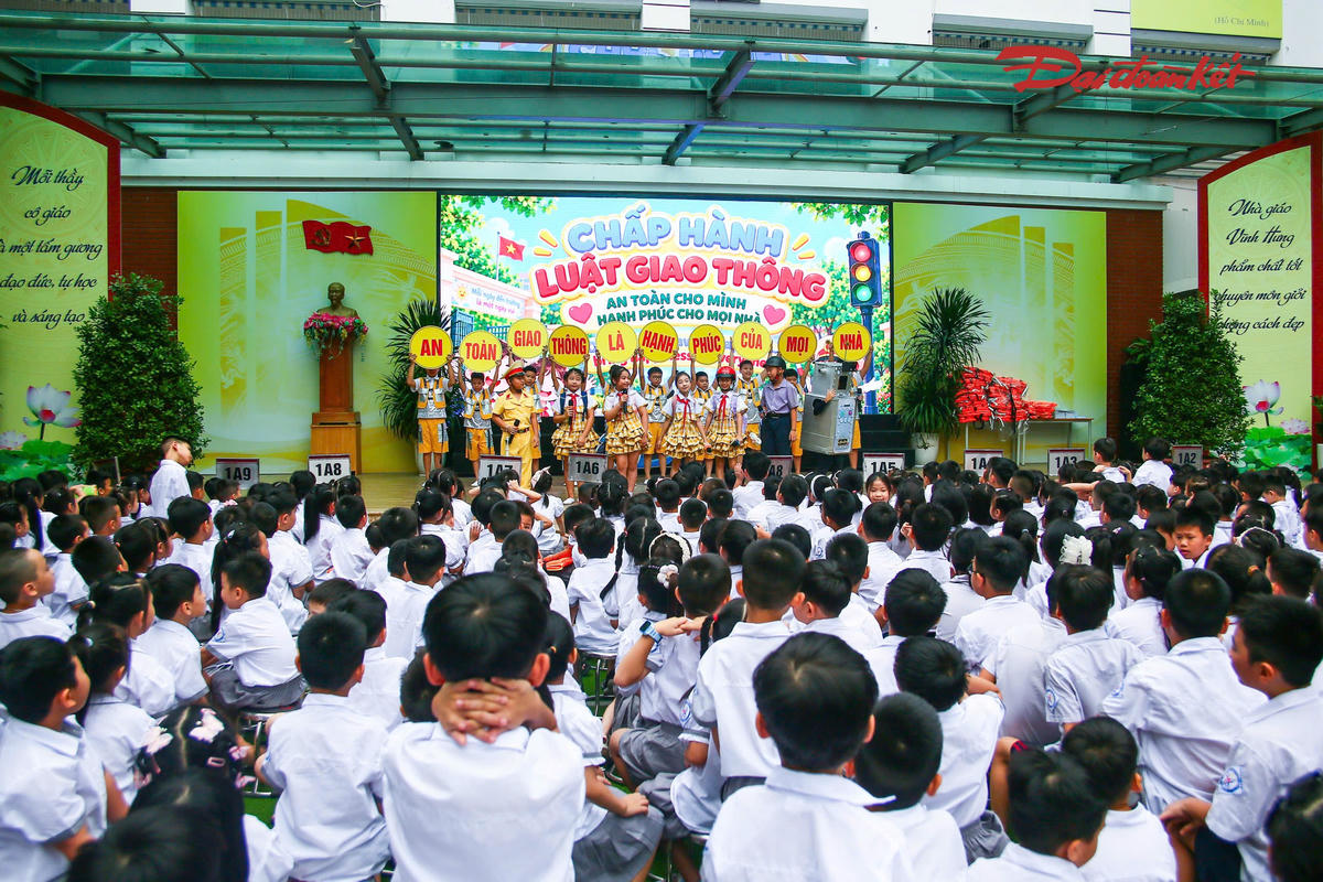 Đại diện Ban Giám hiệu Trường Liên cấp Tiểu học và THCS Tân Khai cho biết, việc lực lượng chức năng trực tiếp tuyên truyền, hướng dẫn giúp học sinh tiếp cận các quy định pháp luật thông qua những tình huống gần gũi, dễ nhớ và dễ thực hiện.