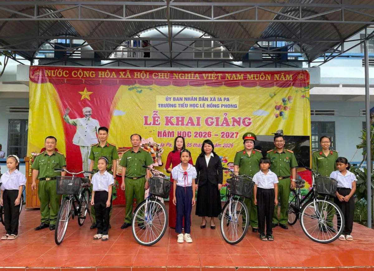 Trại tại giam số 1 trai quà xe đạp cho các trường họp khó khăn tại trường tiêu học lê hồng phong nhân dịp ngày khai giảng. Ảnh: ĐS.