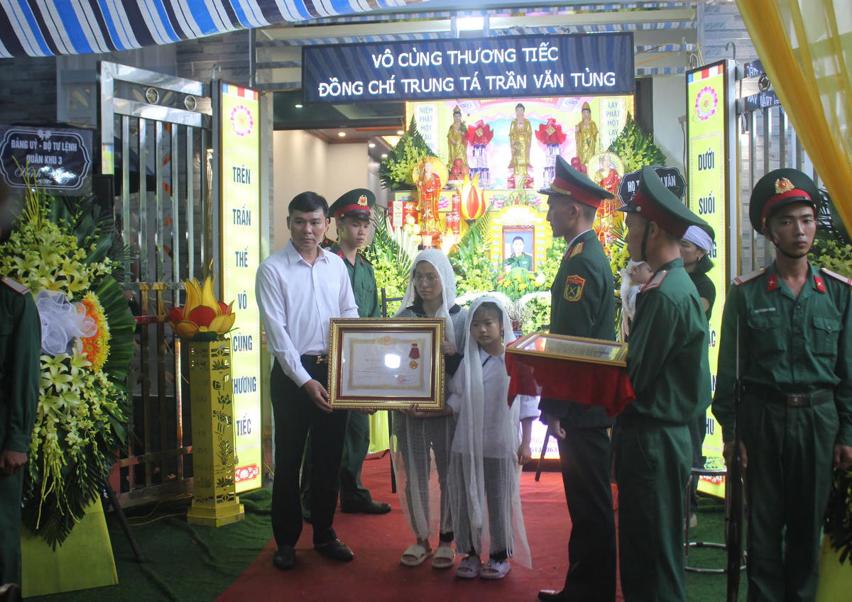 Phó Chủ tịch Thường trực UBND tỉnh Hưng Yên Nguyễn Lê Huy trao Huân chương của Chủ tịch nước tới thân nhân Trung tá Trần Văn Tùng. Ảnh: Đình Chiến.