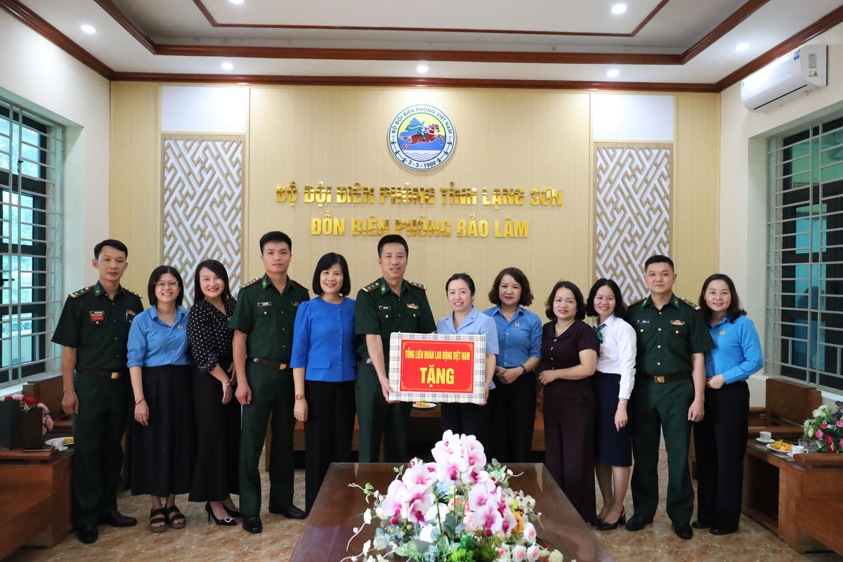 Lãnh đạo Tổng LĐLĐ Việt Nam thăm và tặng quà Đồn Biên phòng Bảo Lâm.