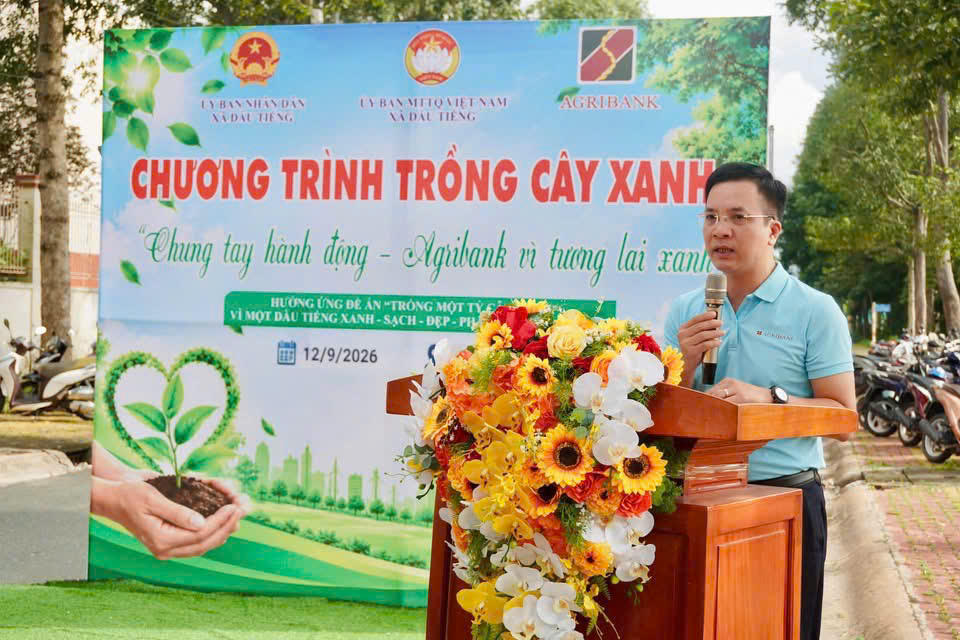 Đồng chí Nguyễn Trung Dũng - Ủy viên Ban Chấp hành Đảng bộ, Phó Chủ tịch Thường trực Công đoàn Agribank phát biểu tại chương trình