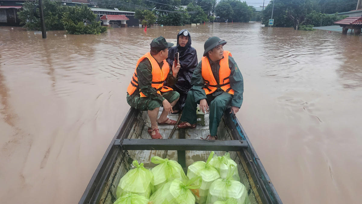 Quân, dân đồng lòng ứng phó mưa lũ