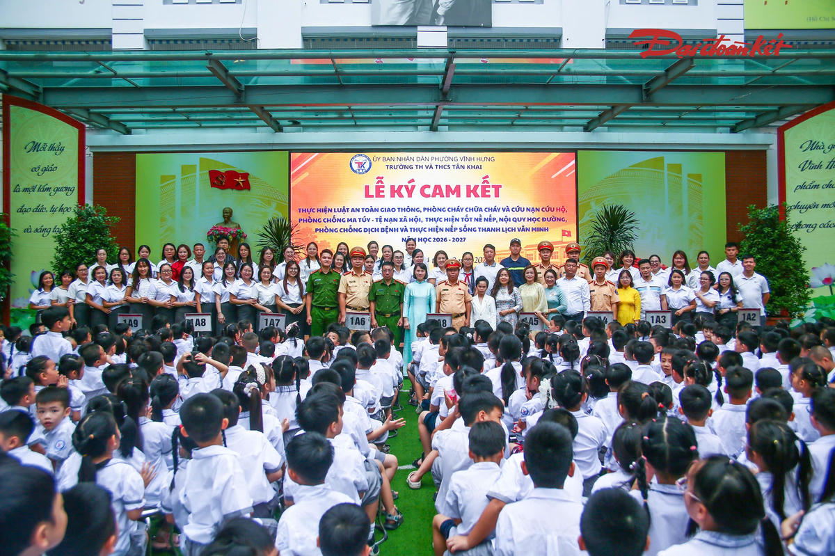 Kết thúc chương trình, đại diện Ban Giám hiệu, giáo viên, phụ huynh và học sinh Trường Liên cấp Tiểu học và THCS Tân Khai cùng ký cam kết với lực lượng CSGT và Cảnh sát PCCC và CNCH về chấp hành các quy định của pháp luật, bảo đảm trật tự, an toàn giao thông, phòng cháy, chữa cháy trong năm học mới.