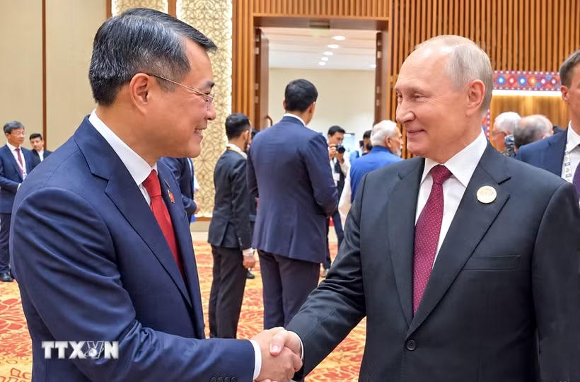 Thủ tướng Lê Minh Hưng gặp ngắn Tổng thống Liên bang Nga Vladimir Putin. (Ảnh: Dương Giang/TTXVN).