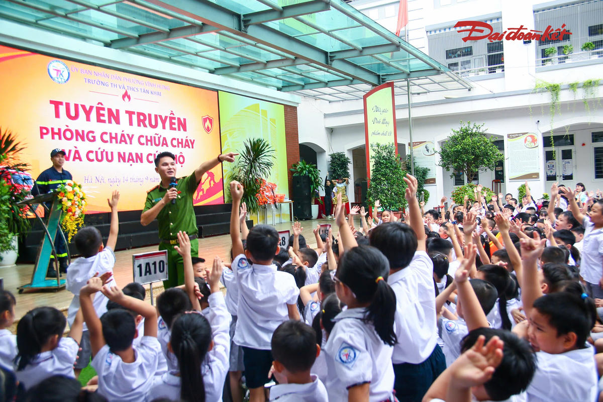 Các em được hướng dẫn nhận diện nguy cơ cháy, nổ tại gia đình, trường học; cách cảnh báo, thông tin cho người lớn khi phát hiện hỏa hoạn và tìm, di chuyển theo lối thoát nạn an toàn.