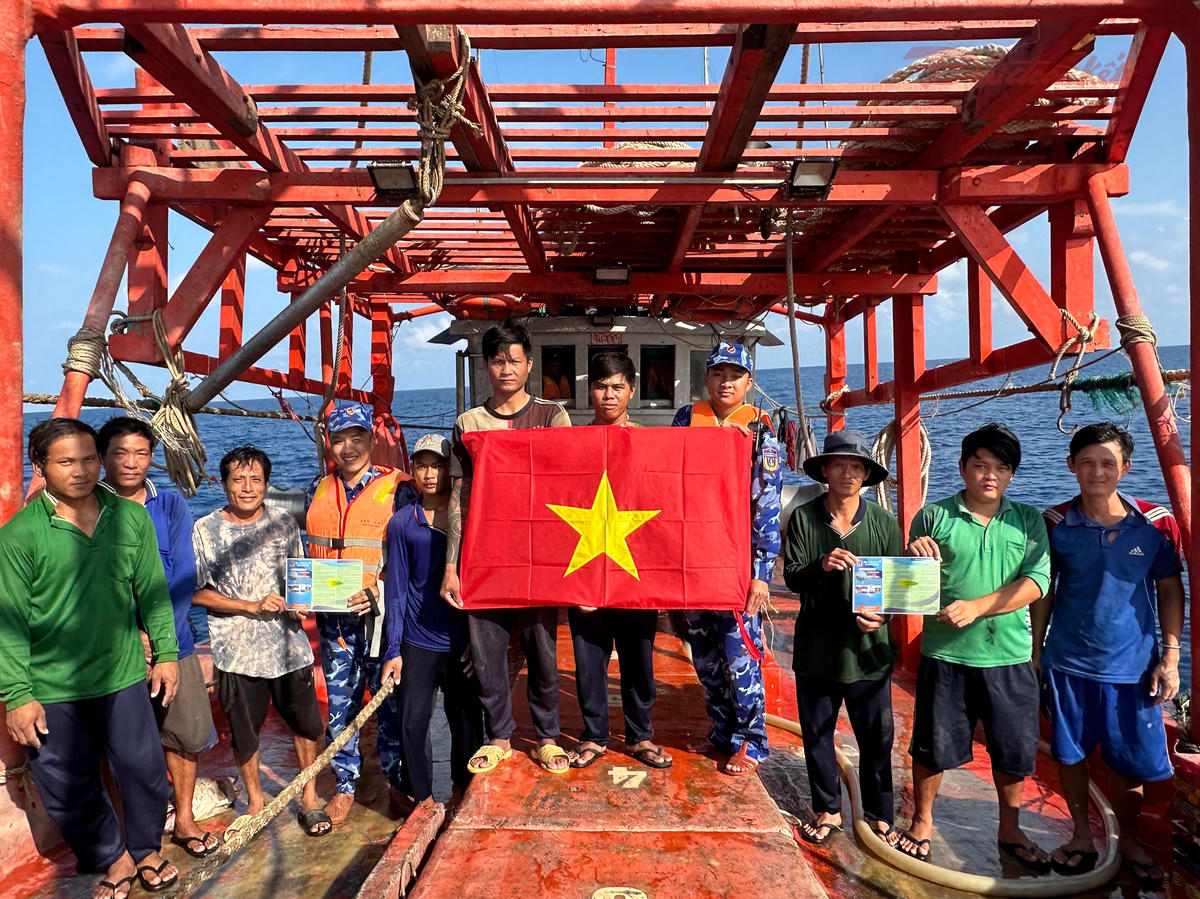 Cảnh sát biển và Bộ đội Biên phòng phối hợp tuyên truyền IUU