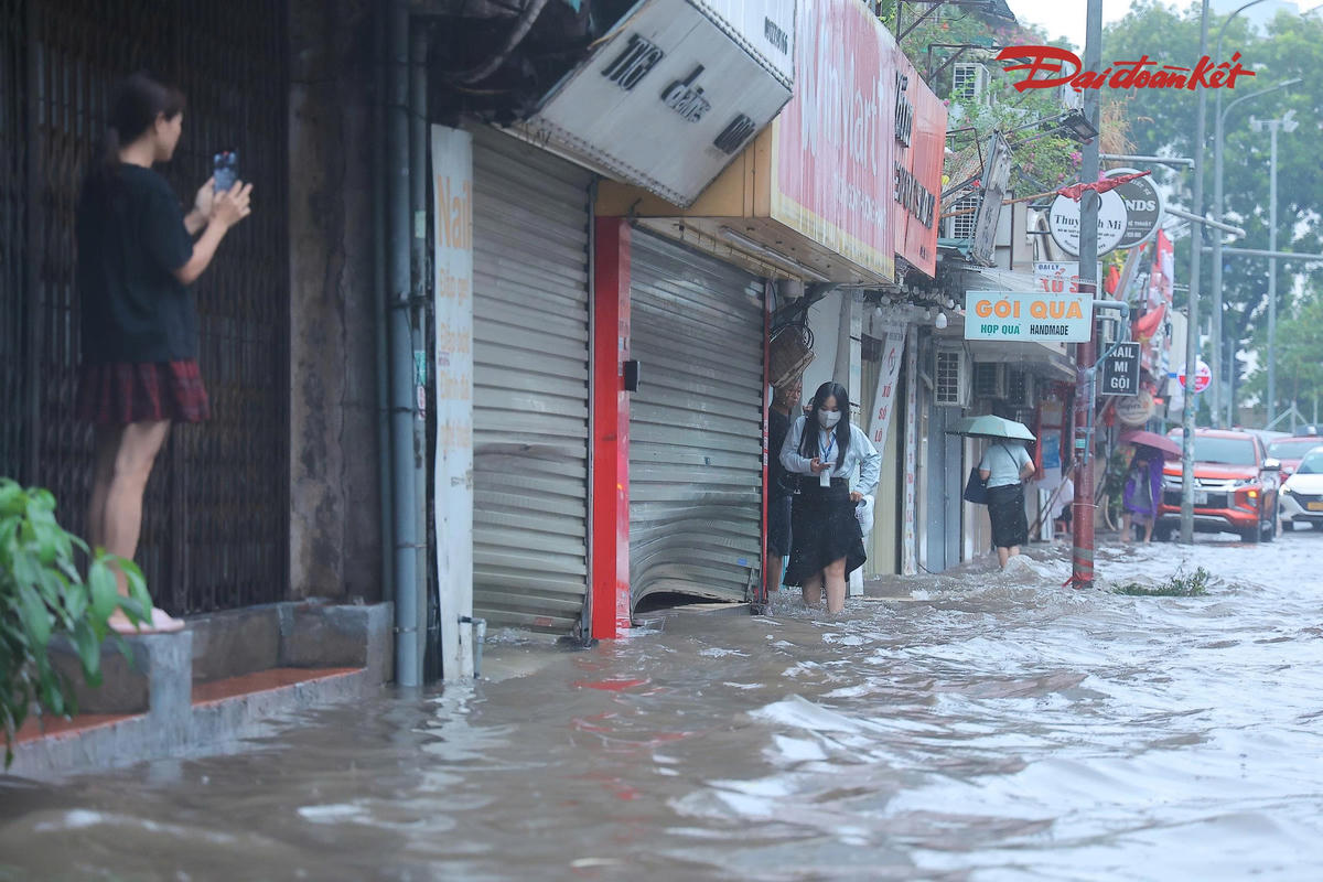 Tại đường Núi Trúc (Giảng Võ, Hà Nội) những khu vực ngập úng, người dân phải di chuyển chậm, chủ động quan sát để tránh những vị trí nước sâu.