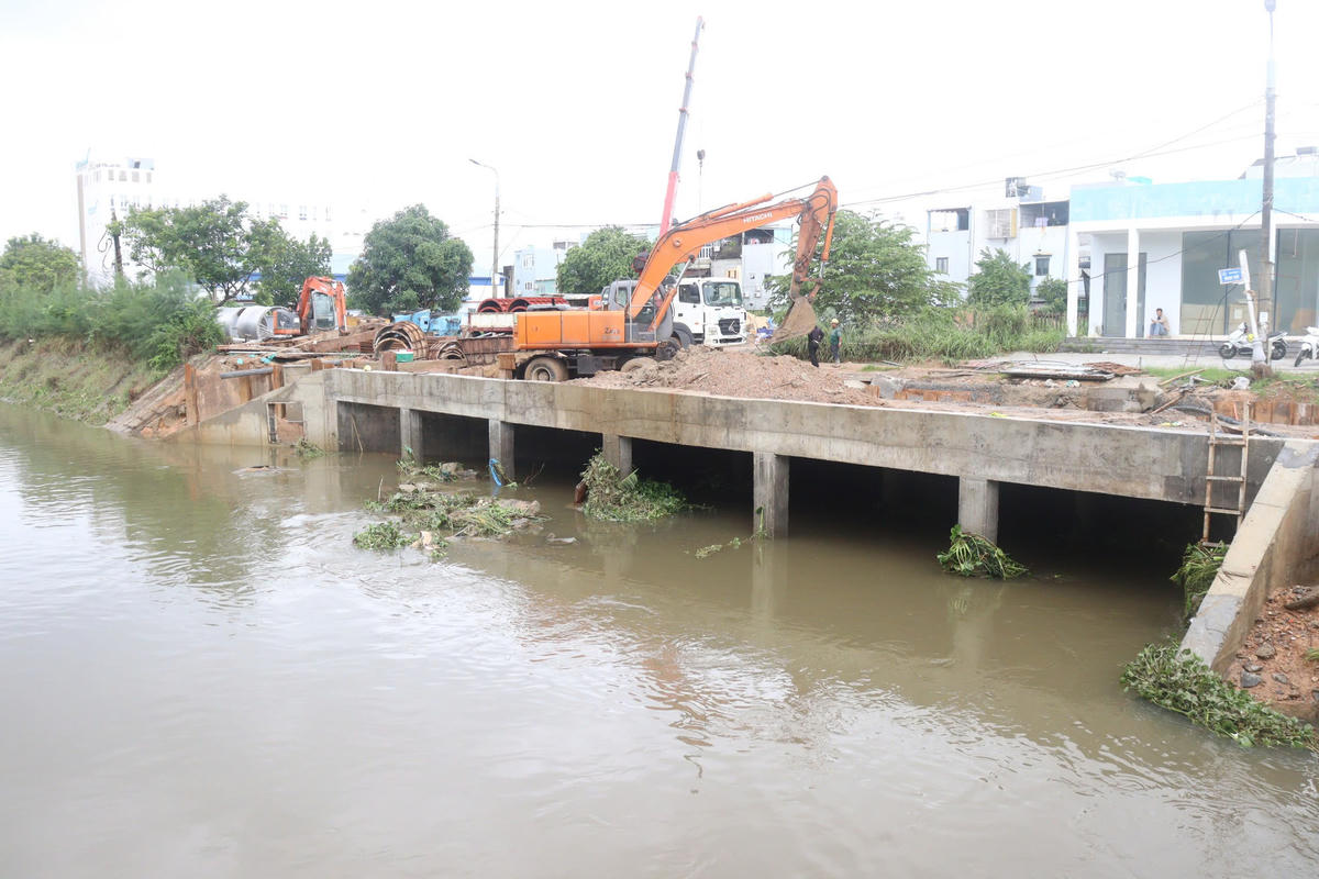 Cửa thu nước sông Phú Lộc và tuyến cống chính dọc đường Phùng Hưng góp phần giảm ngập cho thượng lưu. Ảnh: Nguyễn Tú.