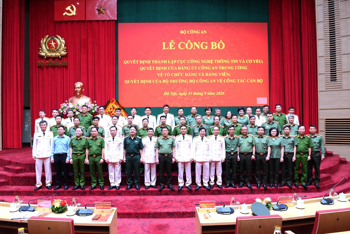 Bộ trưởng Lương Tam Quang cùng các đại biểu dự Lễ công bố. Ảnh BCA.
