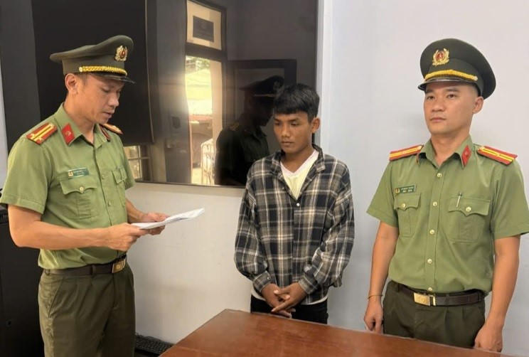 Lực lượng Công an tỉnh Gia Lai bắt đối tượng làm giả giấy phép lái xe. Ảnh: CA Gia Lai.