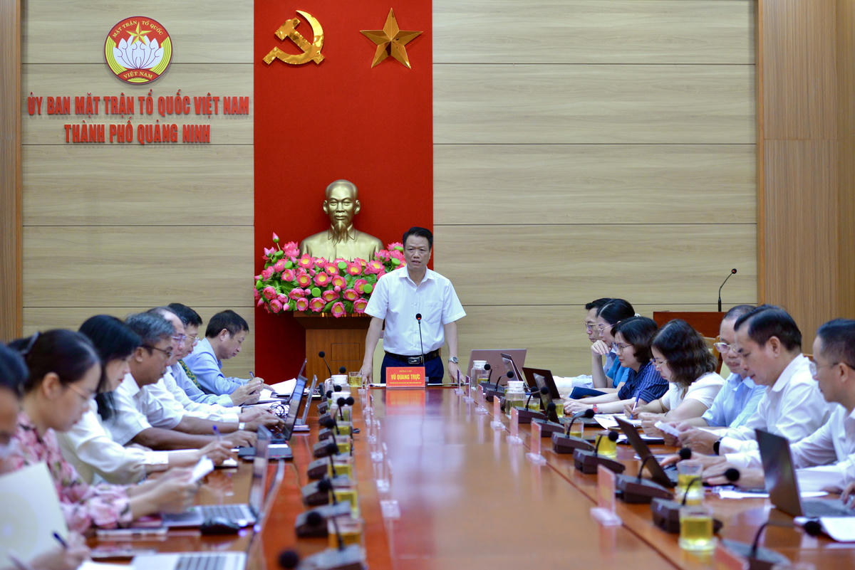 Ông Vũ Quang Trực, Phó Chủ tịch Ủy ban MTTQ Việt Nam TP Quảng Ninh chủ trì hội nghị phản biện xã hội. Ảnh: Ngọc Anh