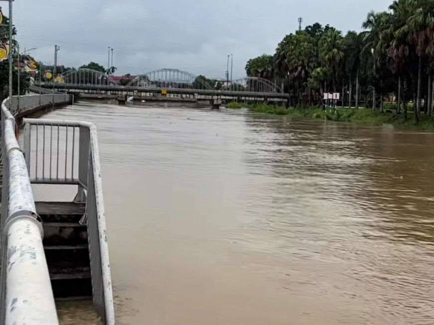 Mực nước trên sông Yên, đoạn qua cầu Chuối, xã Nông Cống vượt báo động II khoảng 36cm lúc chiều nay. Ảnh: Phan Long
