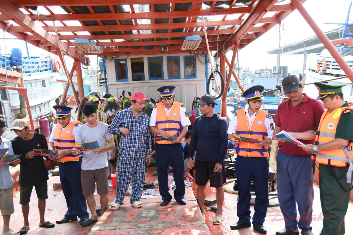 Cảnh sát biển và Bộ đội Biên phòng phối hợp tuyên truyền IUU