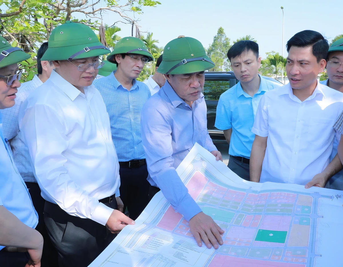 Ngày 3/6, ông Lê Đức Thái - Bí thư Tỉnh ủy Thanh Hóa cùng các lãnh đạo chủ chốt của tỉnh làm việc với các phường Hạc Thành, Quảng Phú, nhằm tháo gỡ khó khăn vướng mắc tại các dự án tồn đọng trên địa bàn.