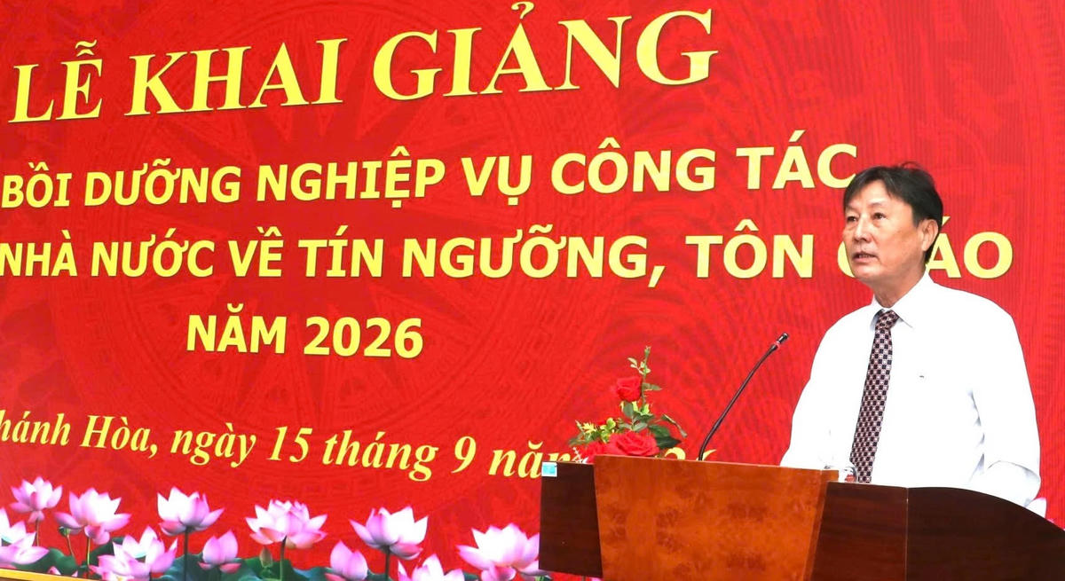 Lãnh đạo Sở Dân tộc và Tôn giáo tỉnh Khánh Hòa  phát biểu khai giảng lớp bồi dưỡng nghiệp vụ công tác quản lý nhà nước về tín ngưỡng, tôn giáo cho đội ngũ cán bộ, công chức cấp xã năm 2026.