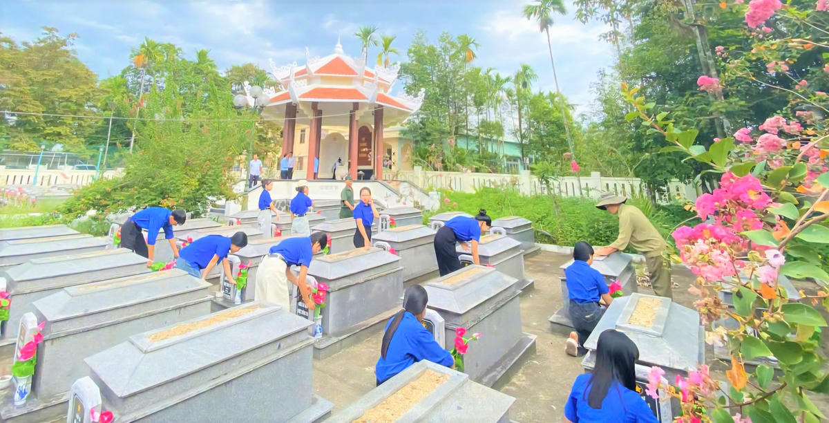 Đoàn viên, thanh niên xã Thạnh Bình dọn vệ sinh các nghĩa trang liệt sĩ trên địa bàn xã. Ảnh: ĐVCC.