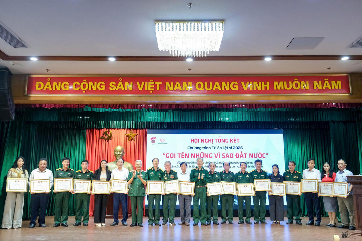 Hội Hỗ trợ gia đình liệt sĩ Việt Nam trao tặng bằng khen cho các tập thể có nhiều nỗ lực đóng góp cho thành công của chương trình. Ảnh: PV