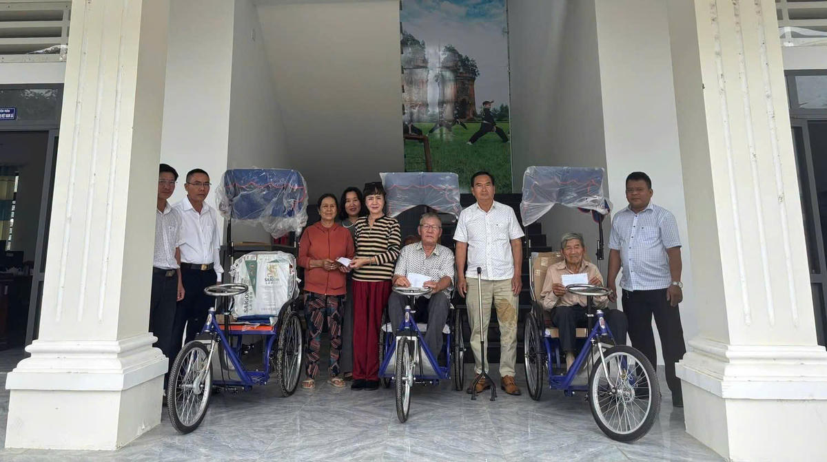 Hội đồng hương tỉnh Gia Lai, Hội Bảo trợ bệnh nhân nghèo TP Hồ Chí Minh và Công ty TNHH MTV Xổ số Kiến thiết TP Hồ Chí Minh  phối hợp với Hội Chữ thập đỏ xã trao tặng 3 chiếc xe lắc tay cho người khuyết tật có hoàn cảnh khó khăn. Ảnh: ĐS.
