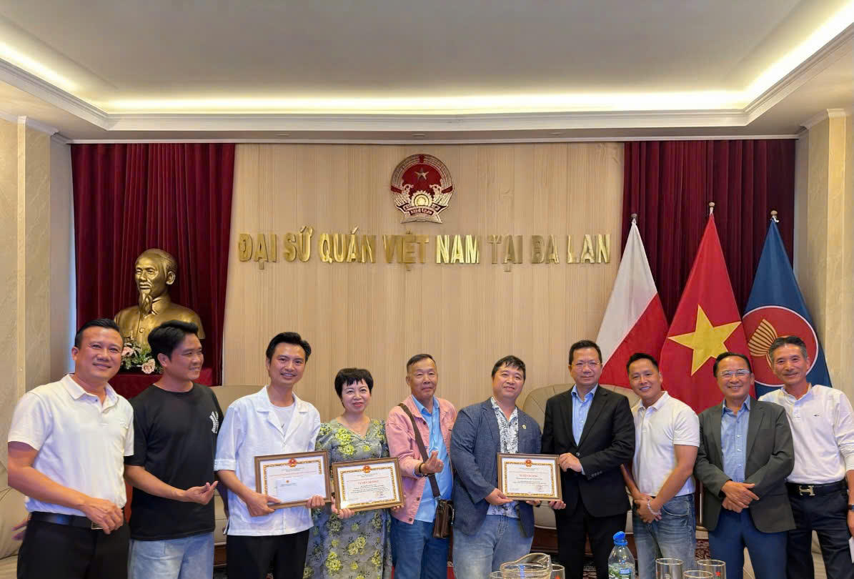Đại sứ quán Việt Nam tại Ba Lan đã trao Bằng Tuyên dương cho tập thể nghệ sĩ, diễn viên Nhà hát Sân khấu truyền thống Hải Phòng. Ảnh: MP.