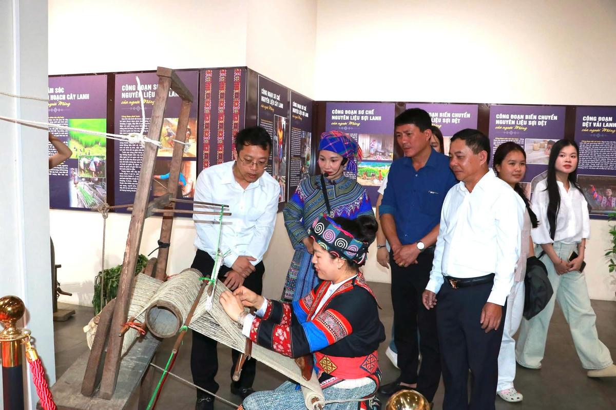 Đại biểu tham quan không gian trưng bày, tìm hiểu quy trình trồng, chế biến và dệt vải lanh truyền thống của người Mông.