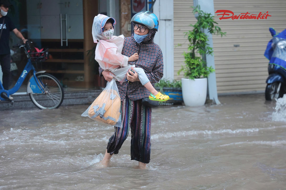 Mưa lớn, nhiều tuyến đường Hà Nội ngập úng, người dân đi lại khó khăn