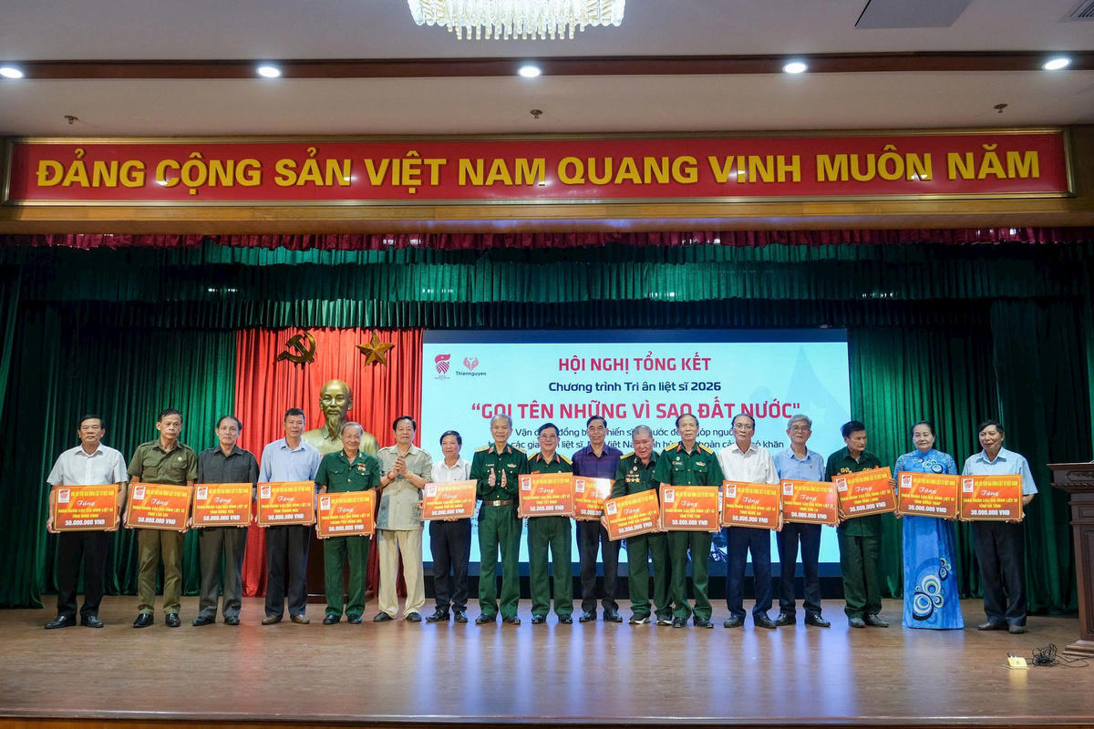 Hội Hỗ trợ gia đình liệt sĩ Việt Nam trao biển tượng trưng kinh phí hỗ trợ dành cho các gia đình liệt sĩ. Ảnh: PV