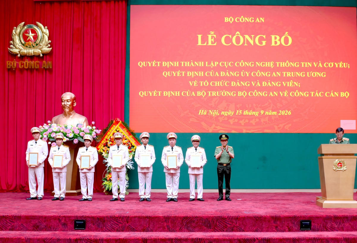 Bộ trưởng Lương Tam Quang trao Quyết định của Bộ Công an về điều động giữ chức vụ Cục trưởng và Phó Cục trưởng Cục Công nghệ thông tin và Cơ yếu đối với các đồng chí lãnh đạo. Ảnh BCA.