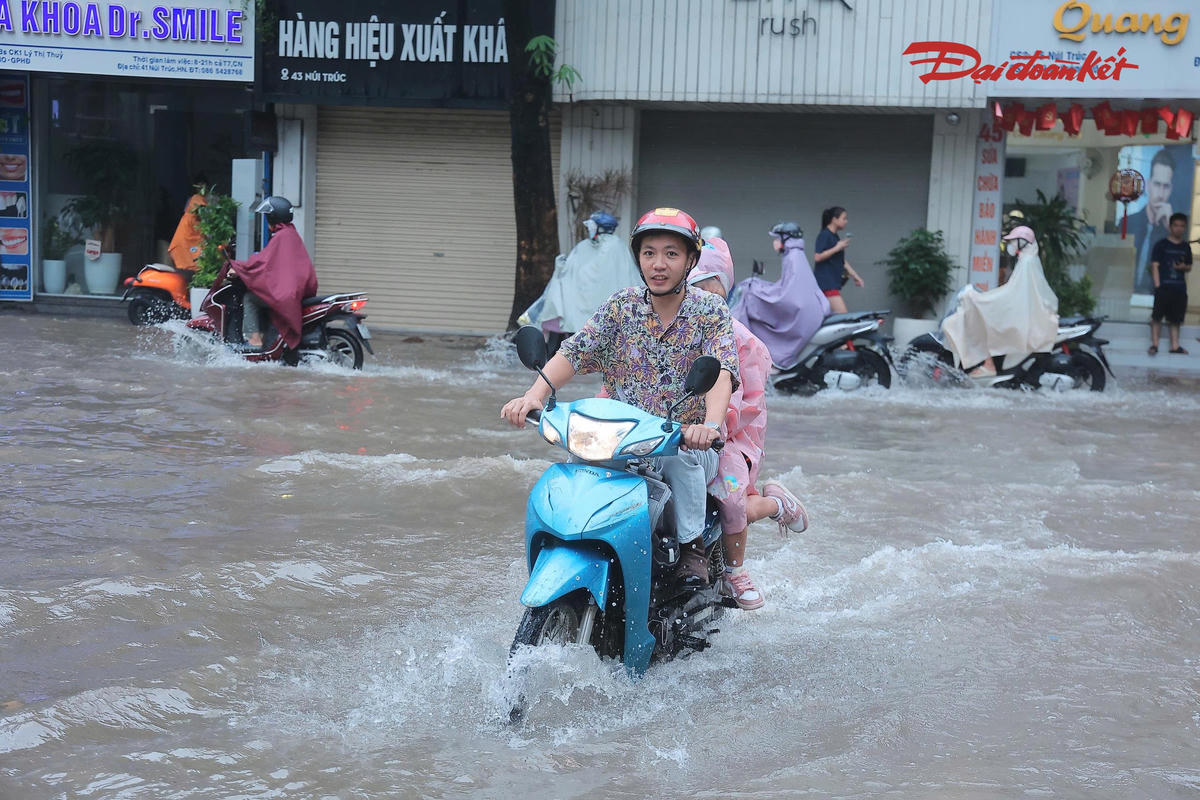 Mưa lớn, nhiều tuyến đường Hà Nội ngập úng, người dân đi lại khó khăn