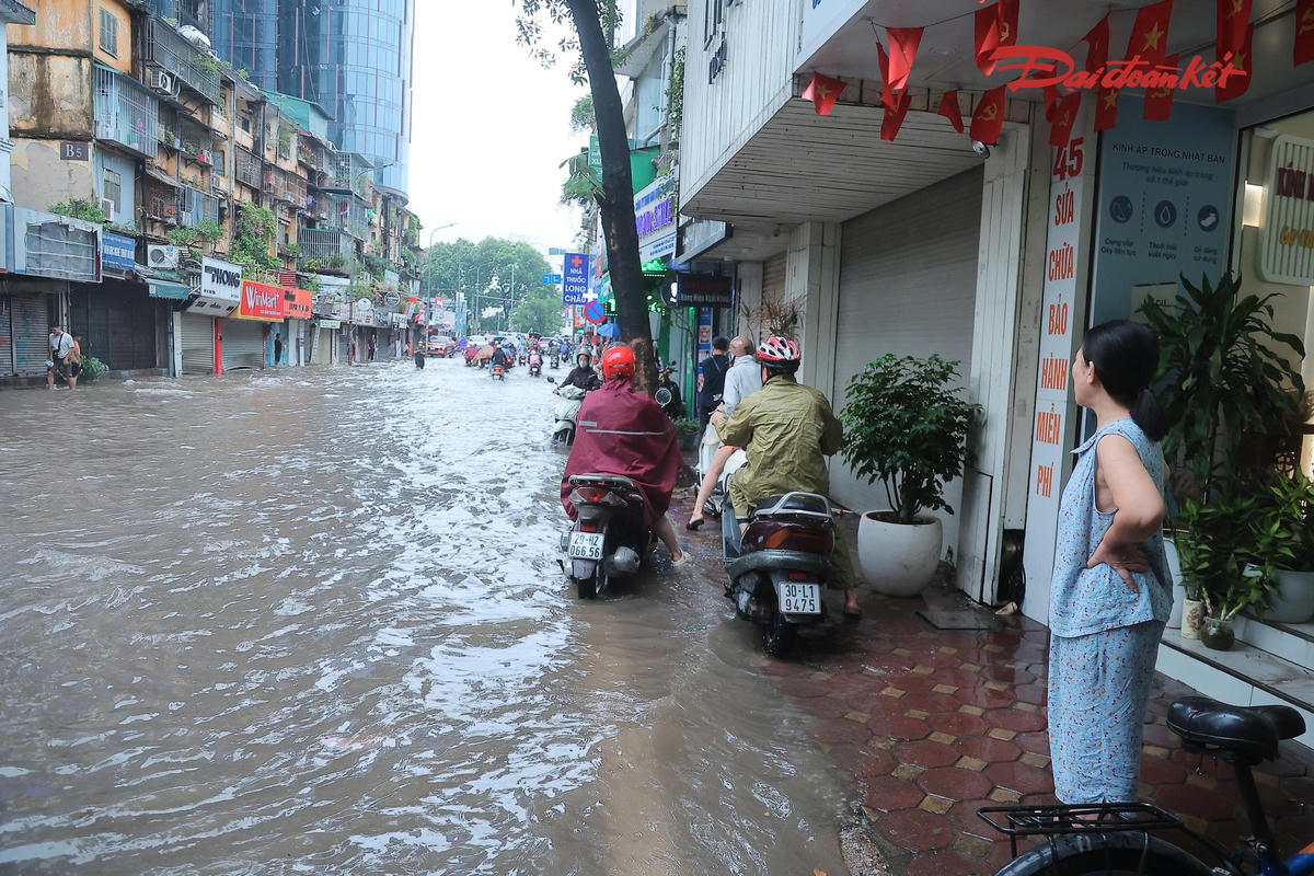 Đoạn đường Núi Trúc ngập úng kéo dài khoảng 500m sau trận mưa lớn, khiến các phương tiện di chuyển chậm, người dân gặp nhiều khó khăn khi đi lại.