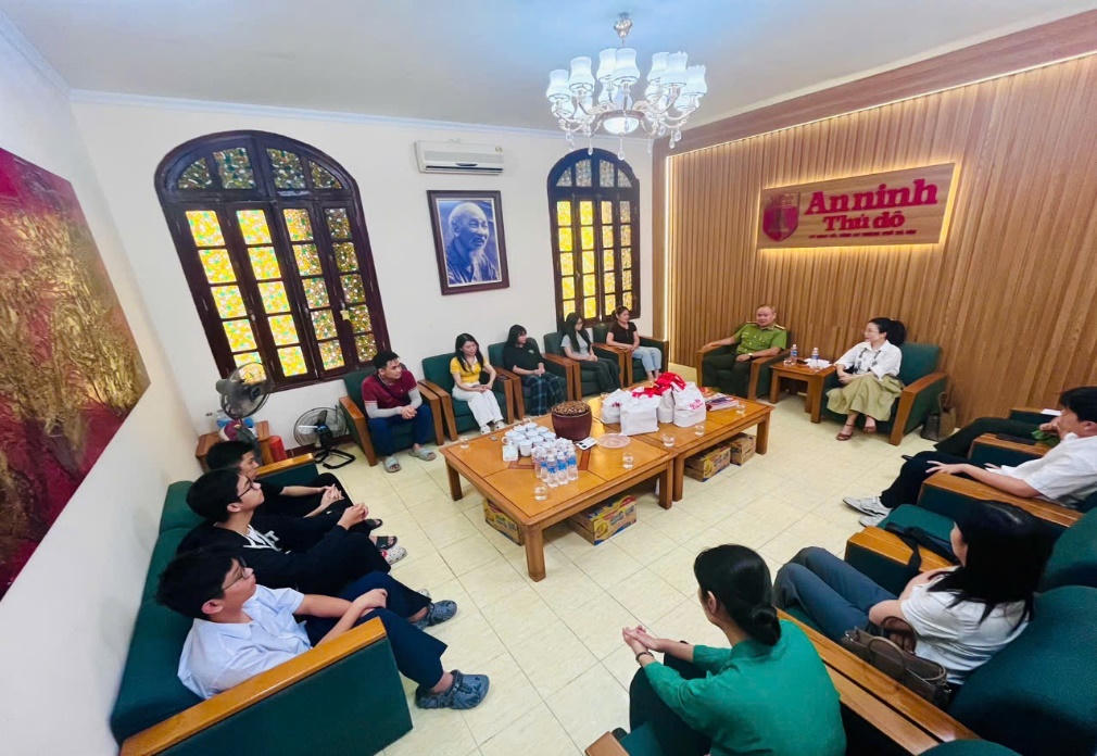 Những cuộc gặp gỡ các em trong chương trình Cùng em vững bước tương lai được duy trì đều đặn vào các dịp lễ tết