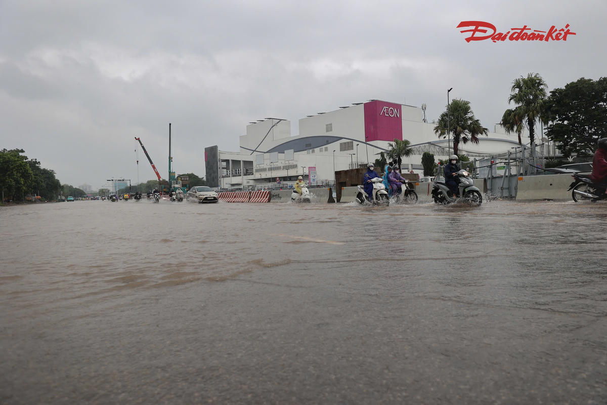 Tại khu vực Aeon, mưa lớn khiến việc đi lại của người dân gặp nhiều khó khăn, các phương tiện phải di chuyển chậm qua những đoạn đường ngập nước.
