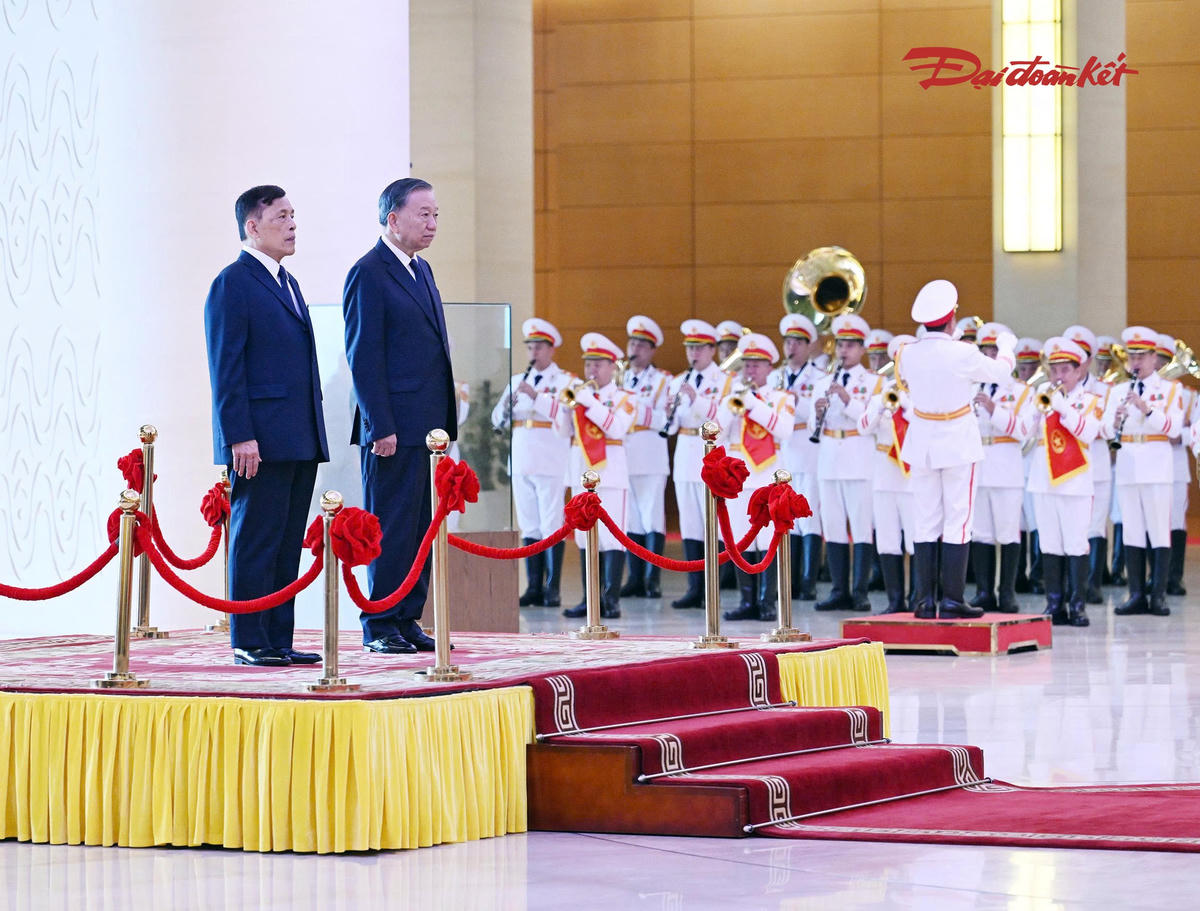 Tổng Bí thư, Chủ tịch nước Tô Lâm và Nhà vua Thái Lan Maha Vajiralongkorn Phra Vajiraklaochaoyuhua thực hiện nghi lễ chào cờ. Ảnh: Quang Vinh