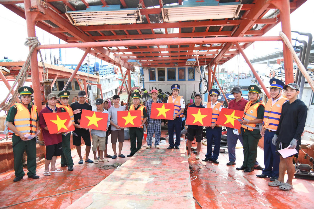 Cảnh sát biển và Bộ đội Biên phòng phối hợp tuyên truyền IUU
