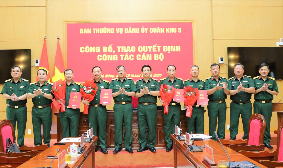 Đại tá Trần Hữu Ích (bên phải, thứ 5) nhận quyết định bổ nhiệm giữ chức Chỉ huy trưởng Bộ CHQS tỉnh Quảng Ngãi. Ảnh: QS.