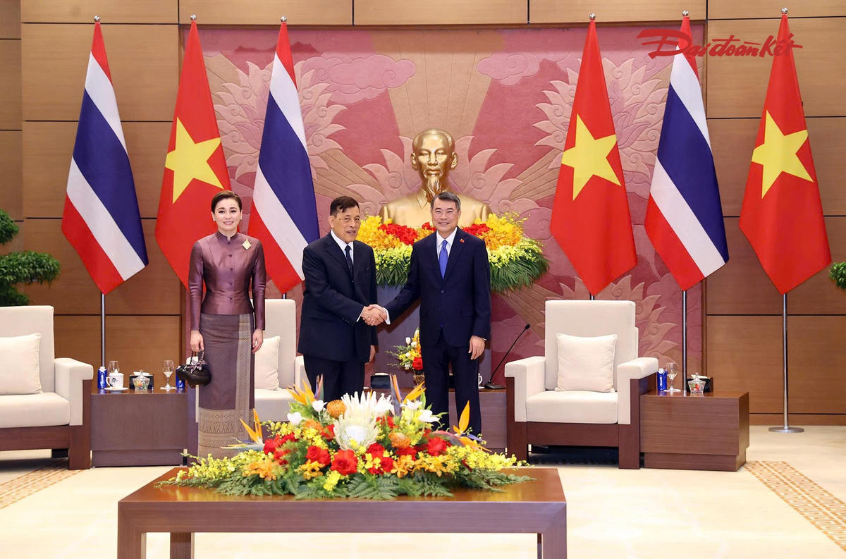 Thủ tướng Chính phủ Lê Minh Hưng hội kiến Nhà vua Vương quốc Thái Lan Maha Vajiralongkorn Phra Vajiraklaochaoyuhua và Hoàng hậu. Ảnh: Quang Vinh