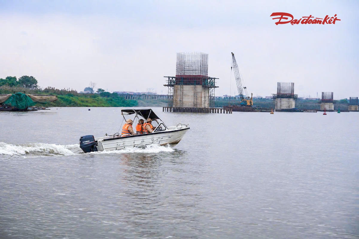 Lực lượng Cảnh sát đường thủy tăng cường tuần tra, bảo đảm an toàn giao thông trên sông Hồng.