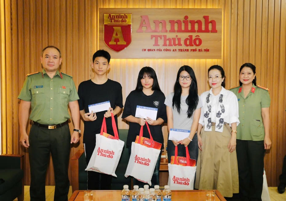 Nhật Linh (thứ ba từ trái sang) và niềm vui trúng tuyển vào trường Cao đẳng Cảnh sát nhân dân I, tiếp bước người cha